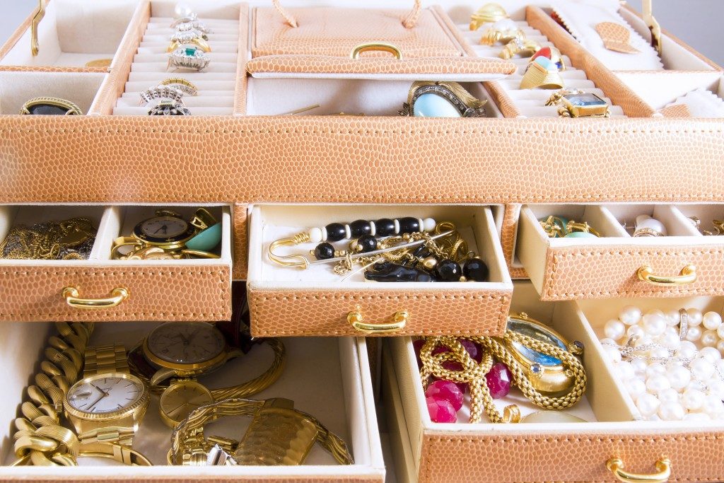 Jewelries on drawers