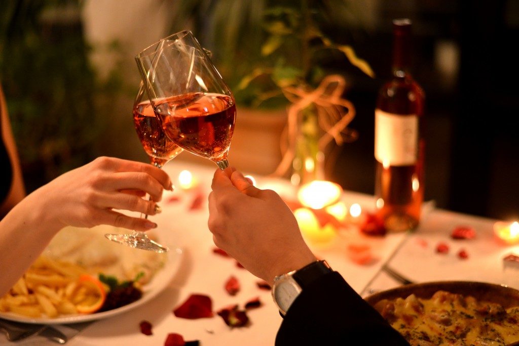 Top Tips for Setting Up a Romantic Date Night at Home  Cottonable